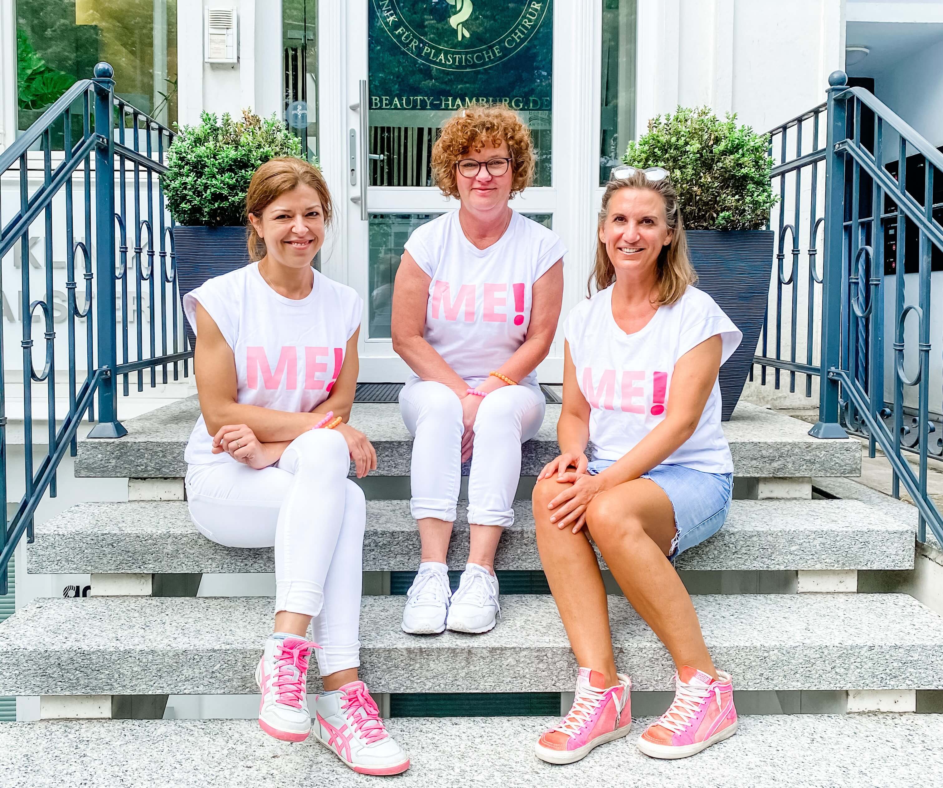 The team at the entrance of the Clinic on the Alster