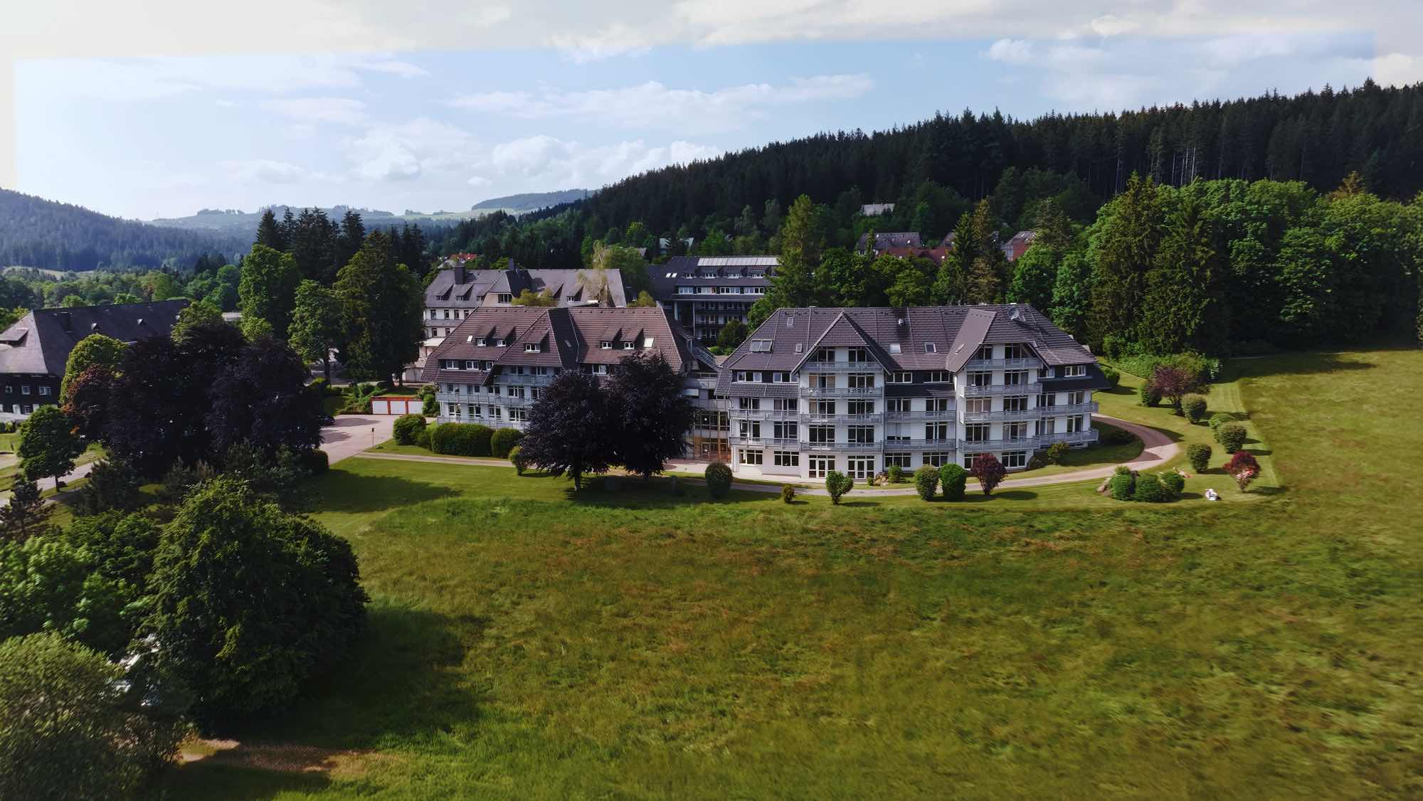 Die Földiklinik in der Landschaft von Hinterzarten im Schwarzwald
