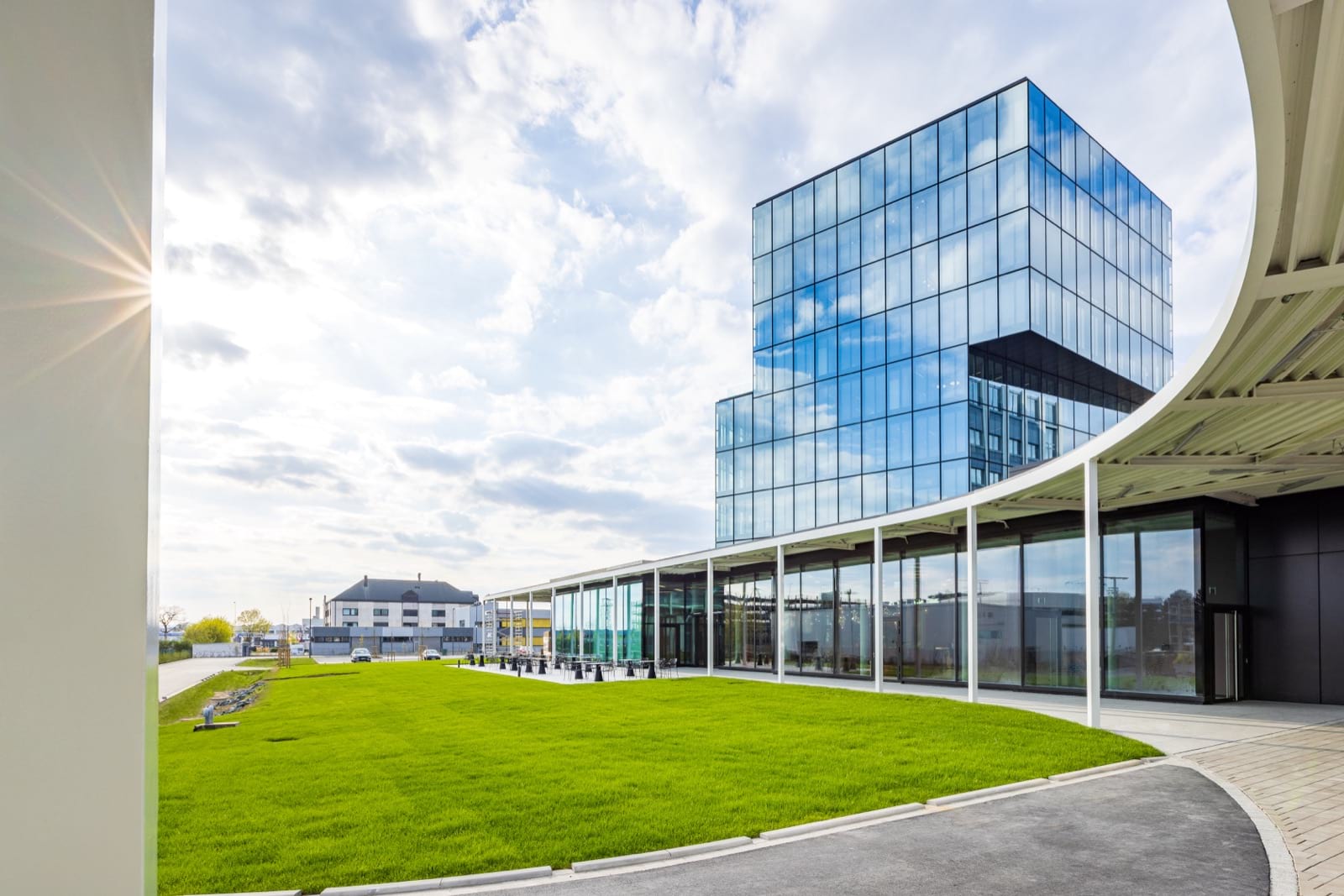 Gläserner medi Tower in Bayreuth mit markanter fünfeckiger Architektur