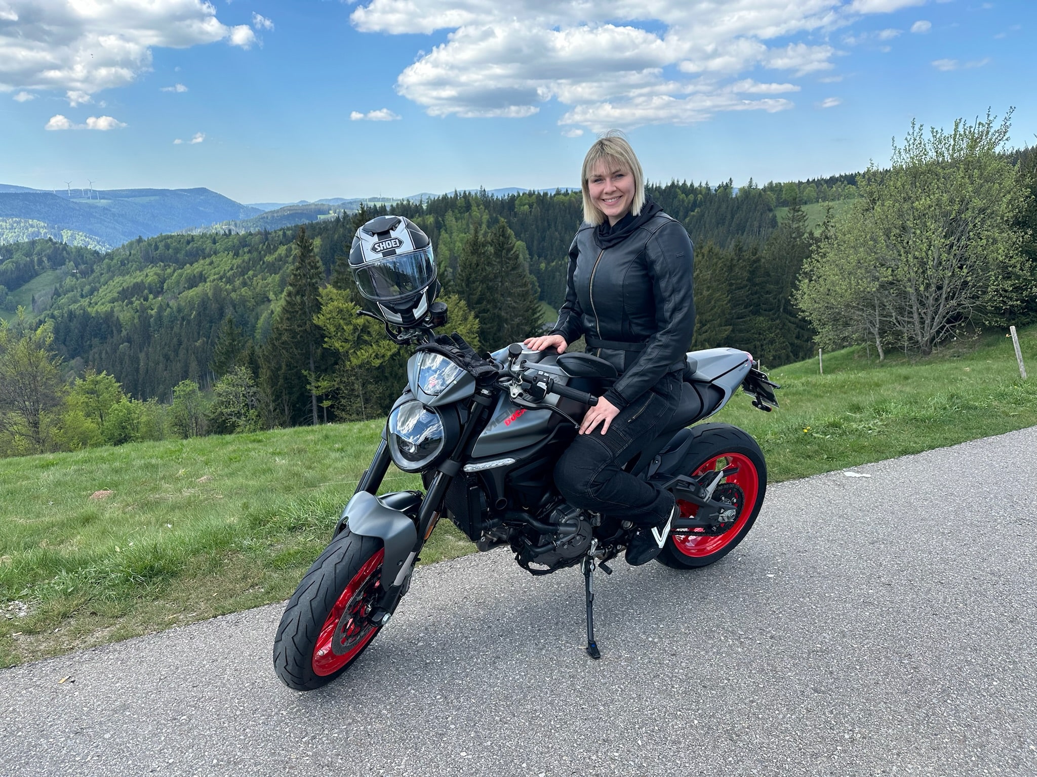 Tina Schwarz auf dem Motorrad